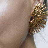 Pendientes de metal con borde ondulado