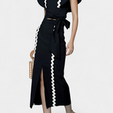 Fabiana Top Elegante con Volantes y Costuras en Contraste