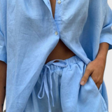 Anika Conjunto de Dos Piezas con Camisa de Botones y Pantalones Cortos con Cuerda