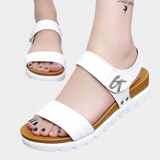 Gabby Sandalias de Cuero Sintético Perforado con Detalle Floral