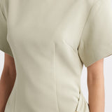 Coraline Vestido Mini con Cintura Drapeada y Hebilla Dorada