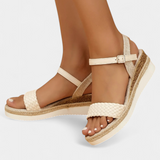 Damiana Sandalias de Cuña en Color Crema con Detalle Trenzado