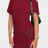 Coraline Vestido Mini con Cintura Drapeada y Hebilla Dorada