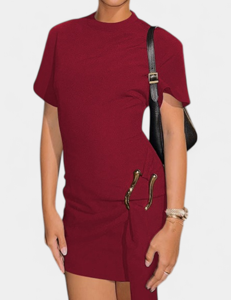 Coraline Vestido Mini con Cintura Drapeada y Hebilla Dorada