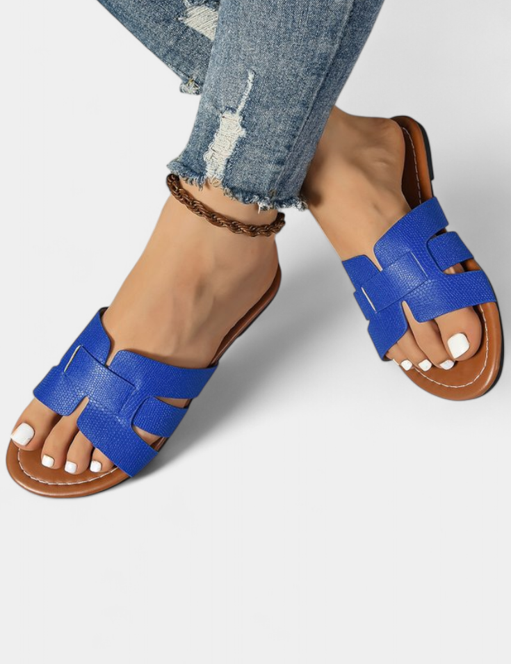 Silvia Sandalias Planas con Diseño Clásico y Corte Geométrico