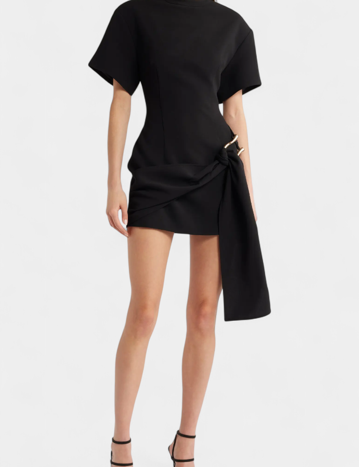 Coraline Vestido Mini con Cintura Drapeada y Hebilla Dorada