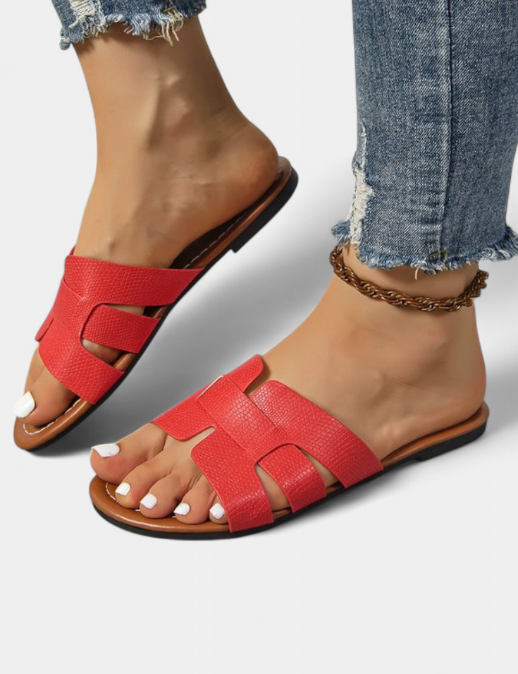 Silvia Sandalias Planas con Diseño Clásico y Corte Geométrico