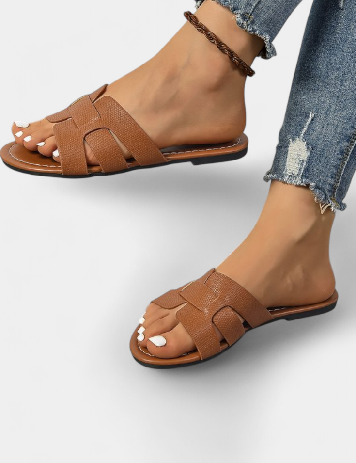 Silvia Sandalias Planas con Diseño Clásico y Corte Geométrico