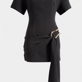 Coraline Vestido Mini con Cintura Drapeada y Hebilla Dorada