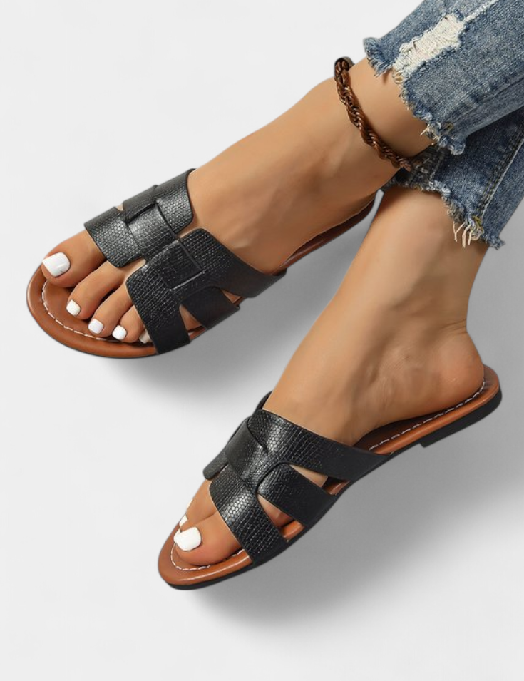 Silvia Sandalias Planas con Diseño Clásico y Corte Geométrico