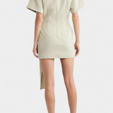 Coraline Vestido Mini con Cintura Drapeada y Hebilla Dorada