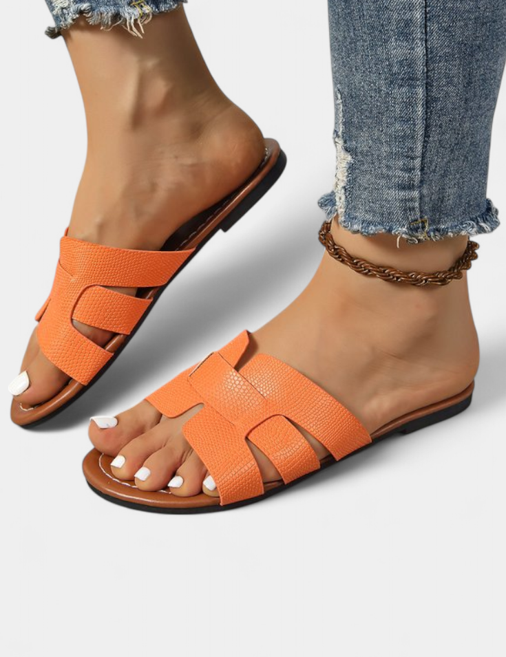 Silvia Sandalias Planas con Diseño Clásico y Corte Geométrico