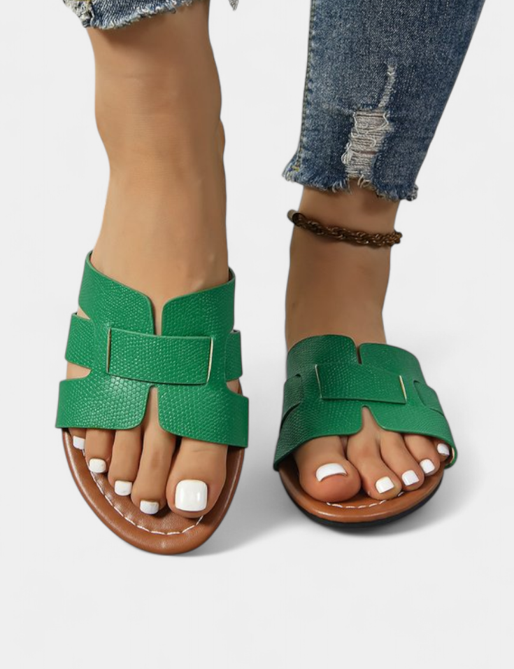 Silvia Sandalias Planas con Diseño Clásico y Corte Geométrico